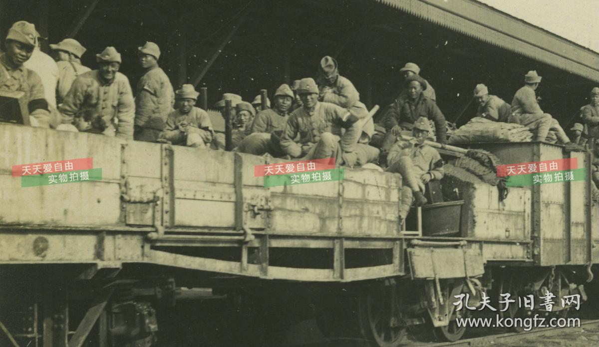 民国1927年冬季湖北汉口火车站,北伐军士兵军事专列老照片.泛银