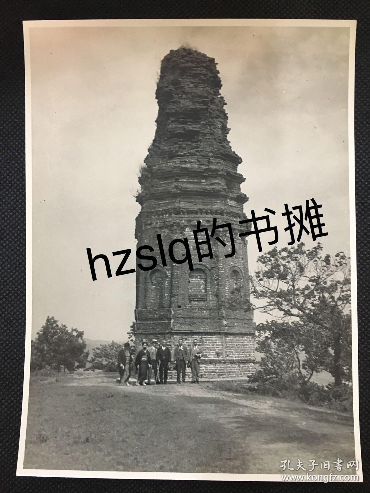 史料照片民国辽宁抚顺高尔山辽塔全景以及古塔前穿和服的日本妇女与几