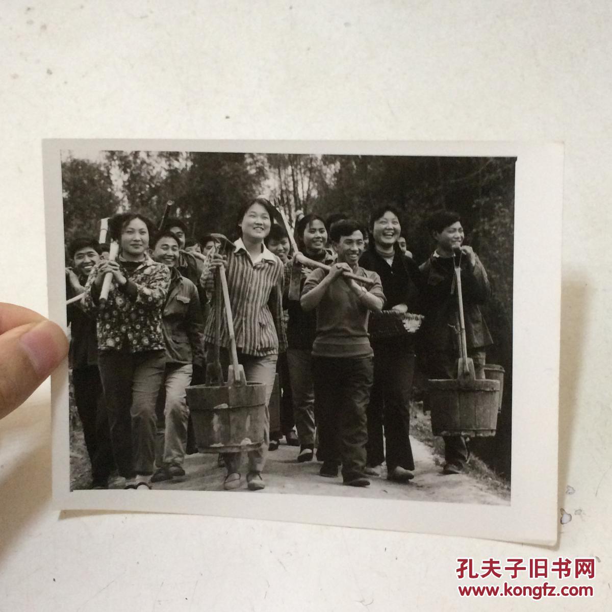 1982年新华社老照片 青春多美好(纪念"五四")专稿7 地点 四川郫县安德