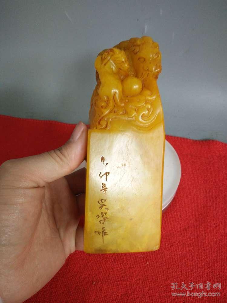 清代传世雕工精致的天然田黄石瑞兽印章.