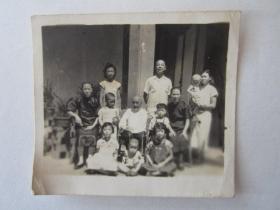 民国时期大家庭合影照片