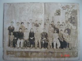 1951年岑溪县中学全体教职员合影