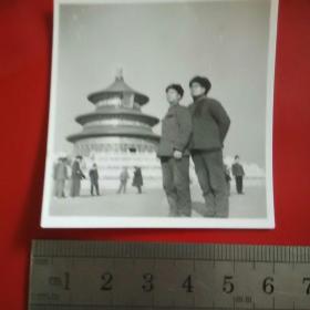 老照片；**时期北京颐和园留影