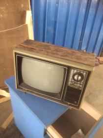 木壳电视机一台