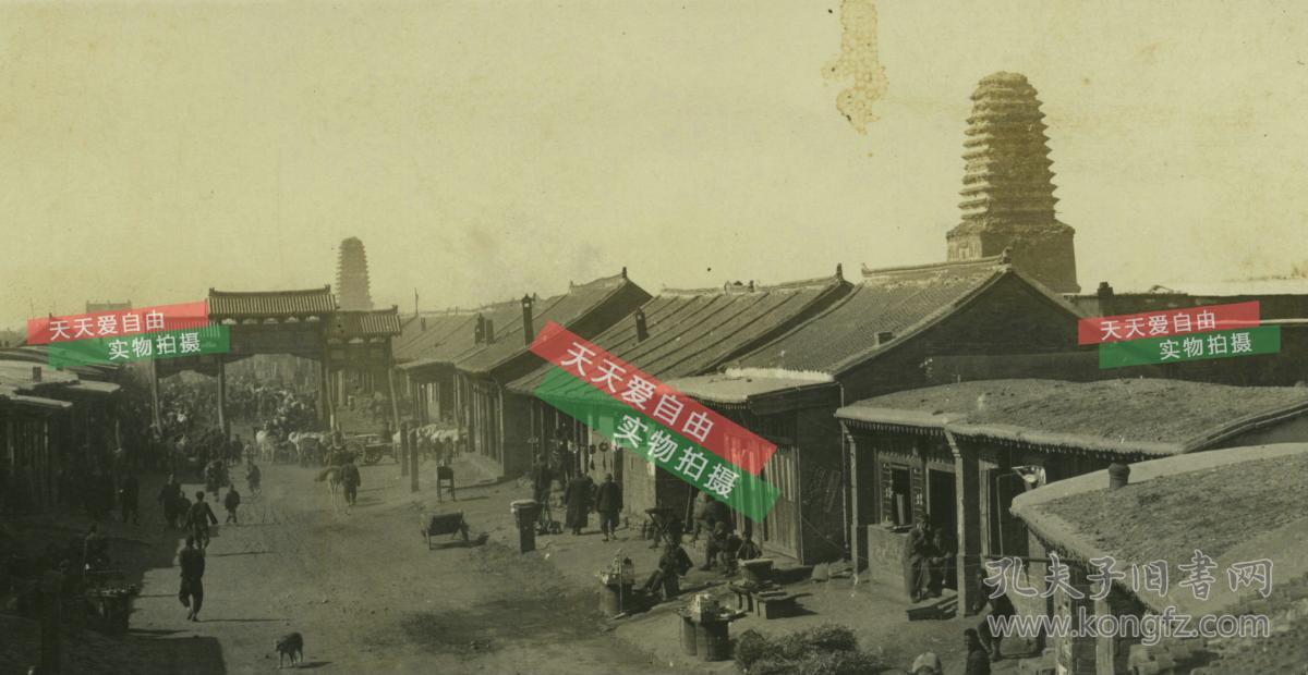 市双塔街(北大街)街道,当时还有牌坊,可见著名朝阳南北双塔泛银老照片
