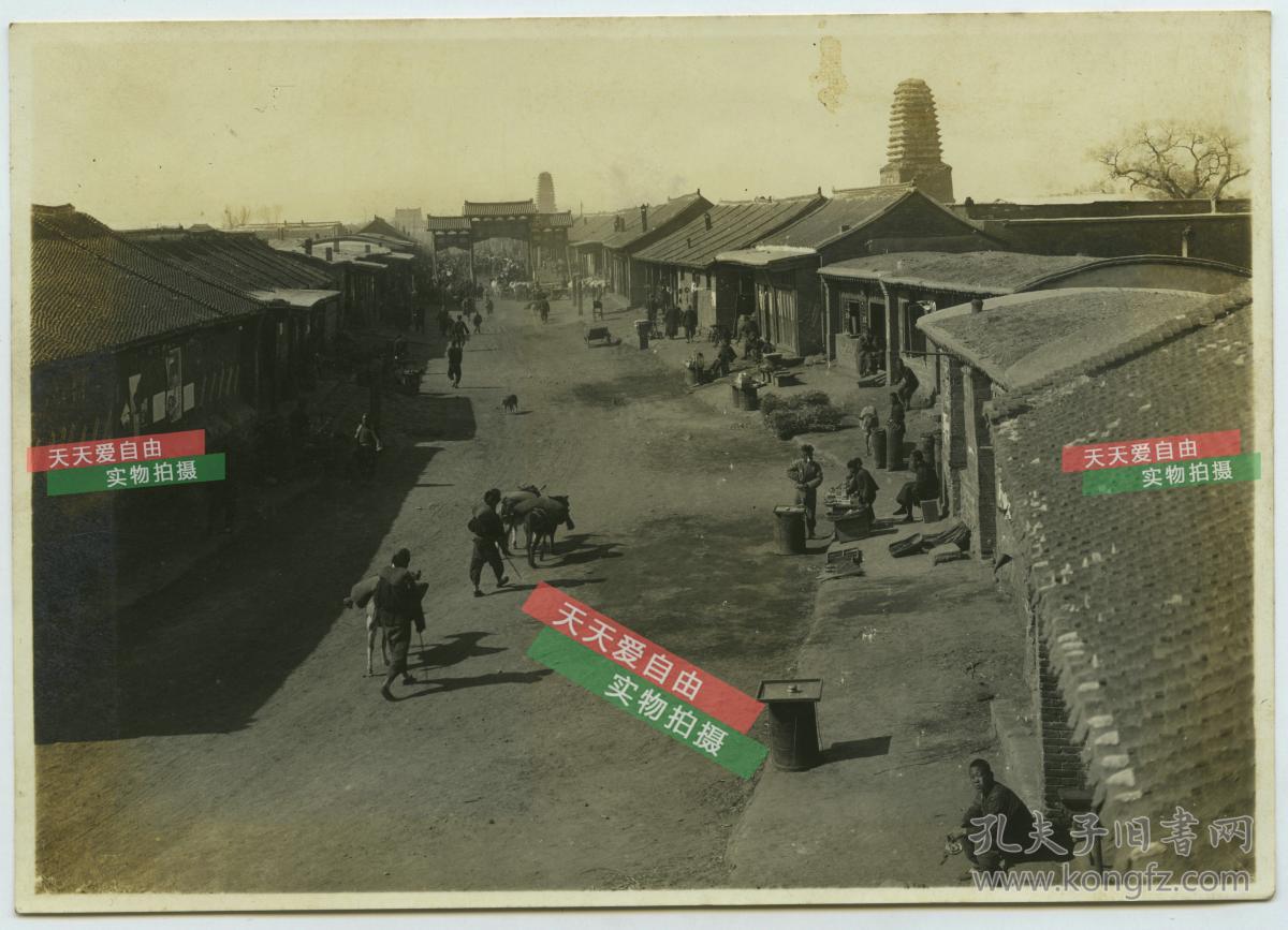 市双塔街(北大街)街道,当时还有牌坊,可见著名朝阳南北双塔泛银老照片