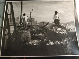 民国时期香港仔渔船儿童沙龙摄影大尺幅照一张
