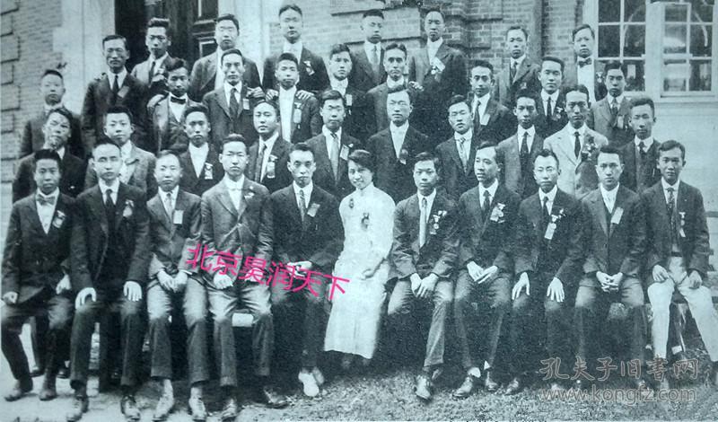 中国科学社第一届常年学会会员合影1916年中国第一位女教授陈衡哲鹤立