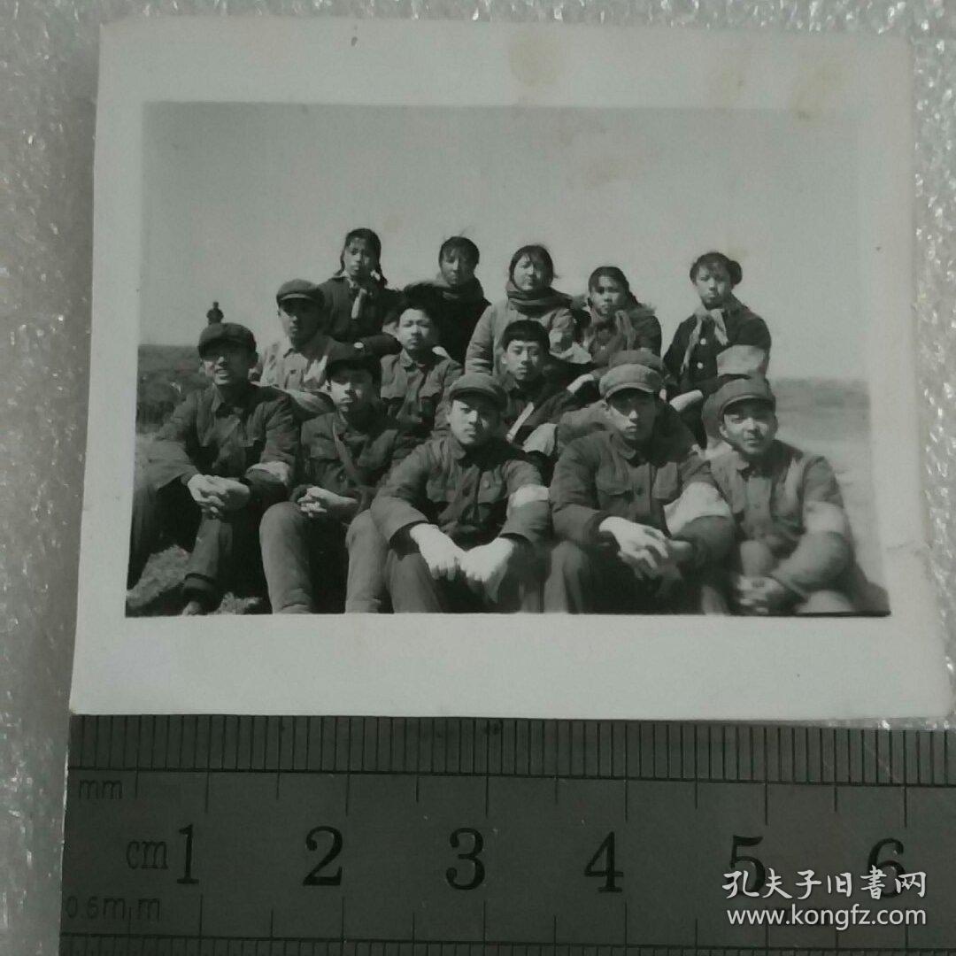 老照片;文革照片《一群红卫兵合影》