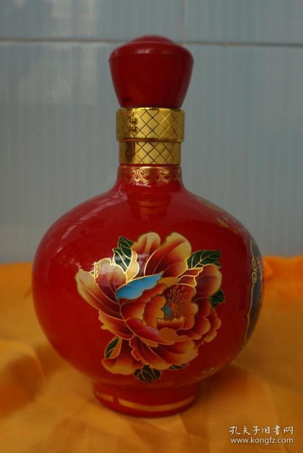 收藏酒瓶 金色牡丹花红色玻璃酒瓶高19厘米一斤装 46j