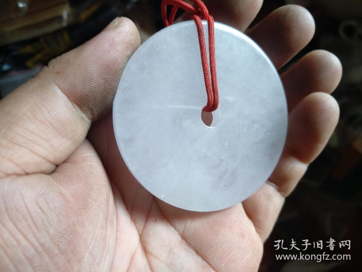 洁,水头好,价值不菲。内径约6厘米,大家闺秀之