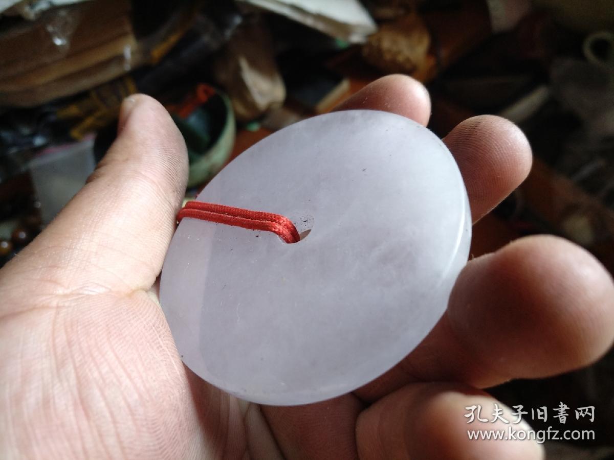 洁,水头好,价值不菲。内径约6厘米,大家闺秀之