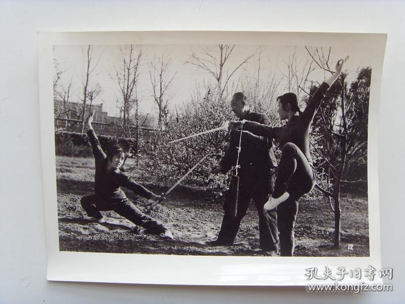 老照片:【※1972年, 济南市业余体校 武术教练,传授"剑击术"※】