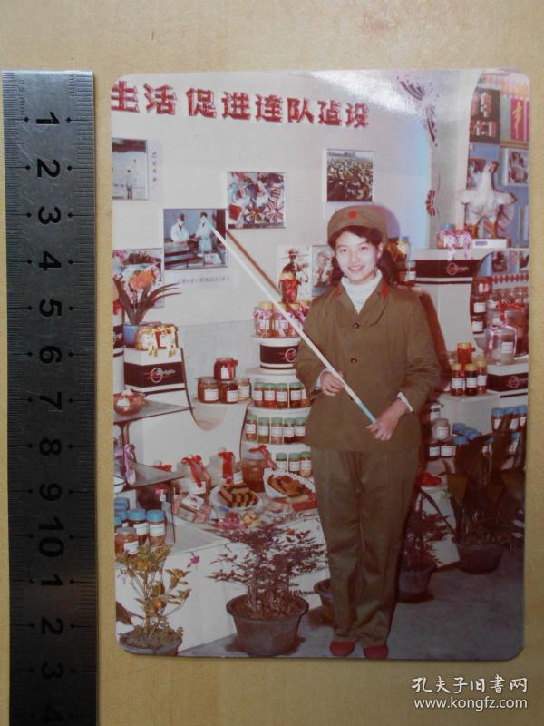 老照片【80年代,年轻女兵介绍部队后勤建设】