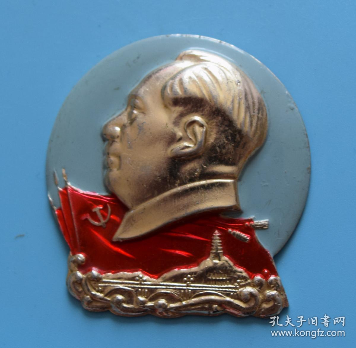 罕见毛主席像章:文革白底红色剪纸天安门,华表,气球图案有机玻璃长方