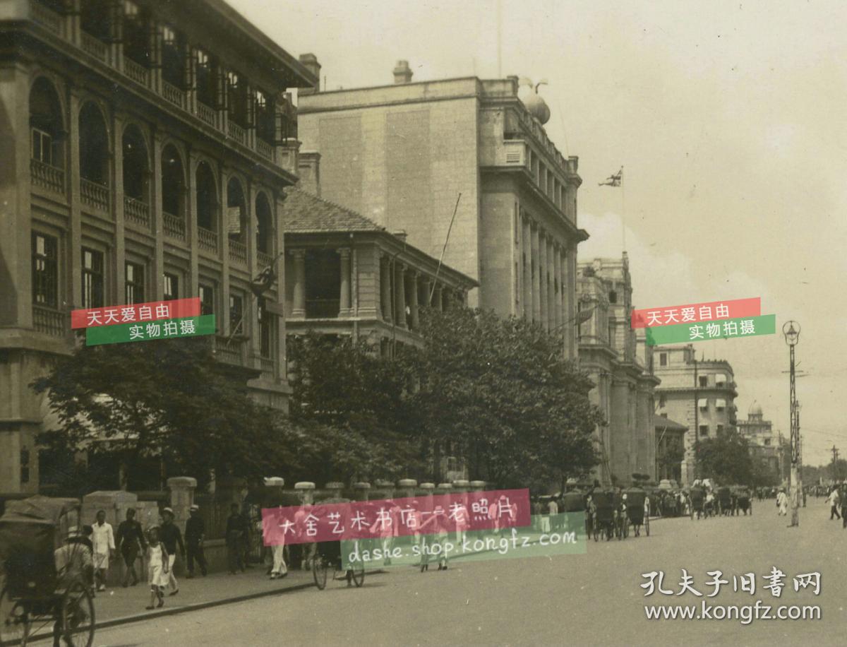 民国湖北汉口外滩英租界江滩的华昌街青岛路一带汇丰银行大楼和花旗