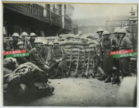 1932年淞沪事变日军入侵上海时期，驻守在上海租界的英国士兵搭建沙袋工事，严阵以待，为防止国军日军军双方军队进入租界