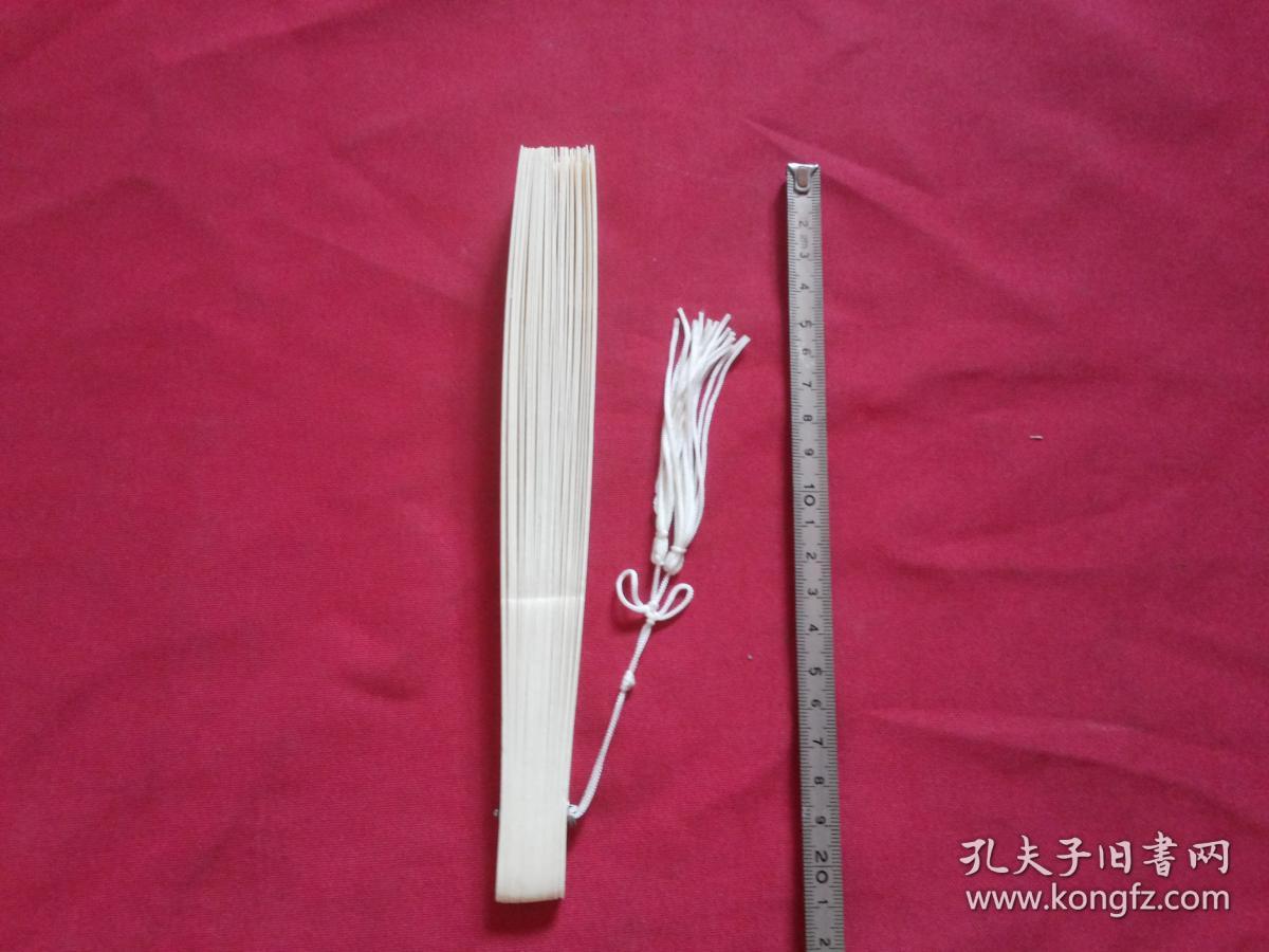 折扇展开最长为36厘米,高度为25厘米,顶端宽度为2厘米,下端配原装飘穗