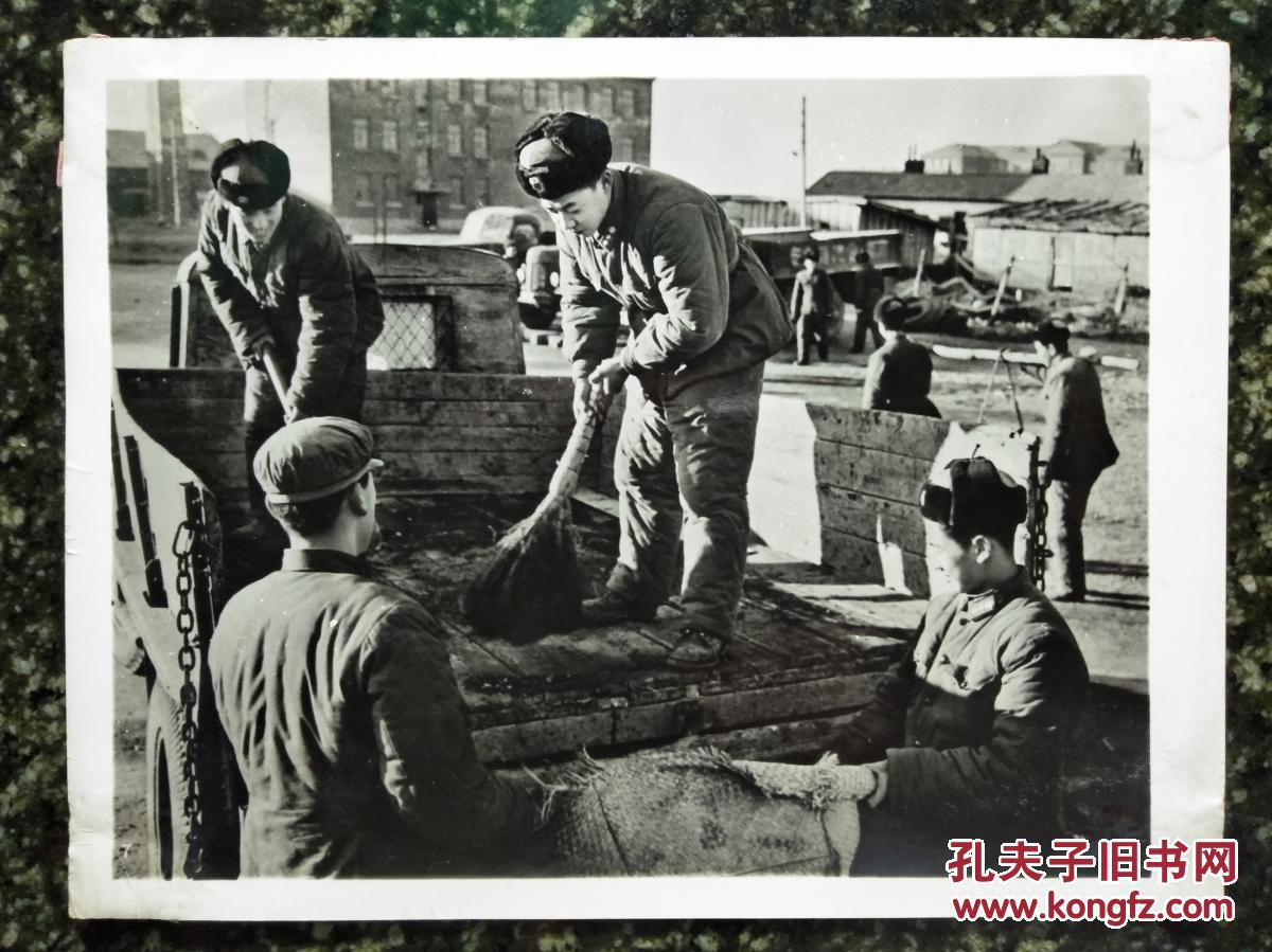 雷锋经典老照片:《工农兵都来学雷锋》【1973年新华