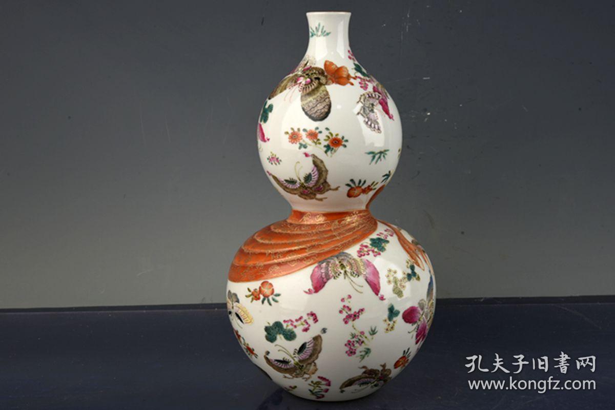 清代乾隆年制珐琅彩描金蝶恋花纹葫芦瓶