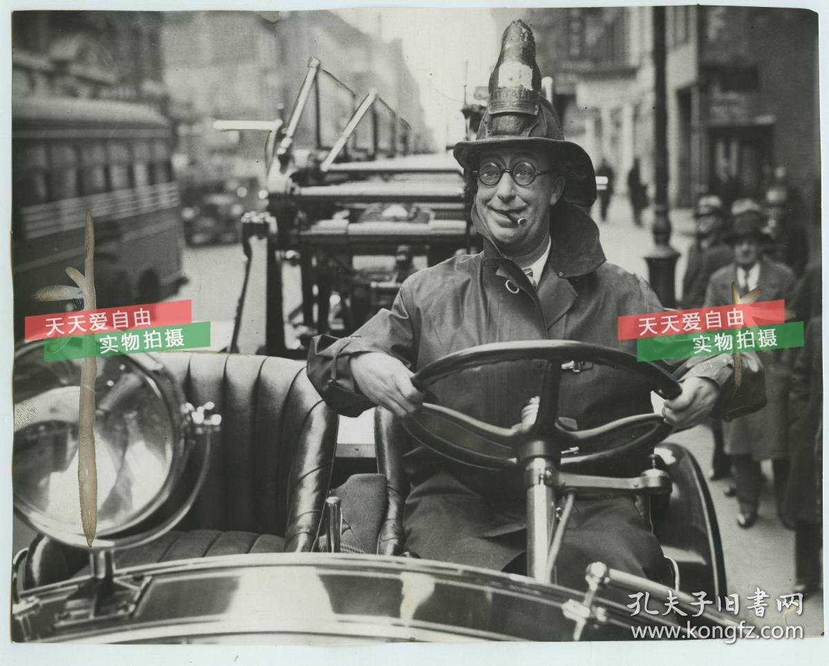 1933年美国纽约消防队长官艾德韦恩叼着雪茄神气的驾驶消防车老照片