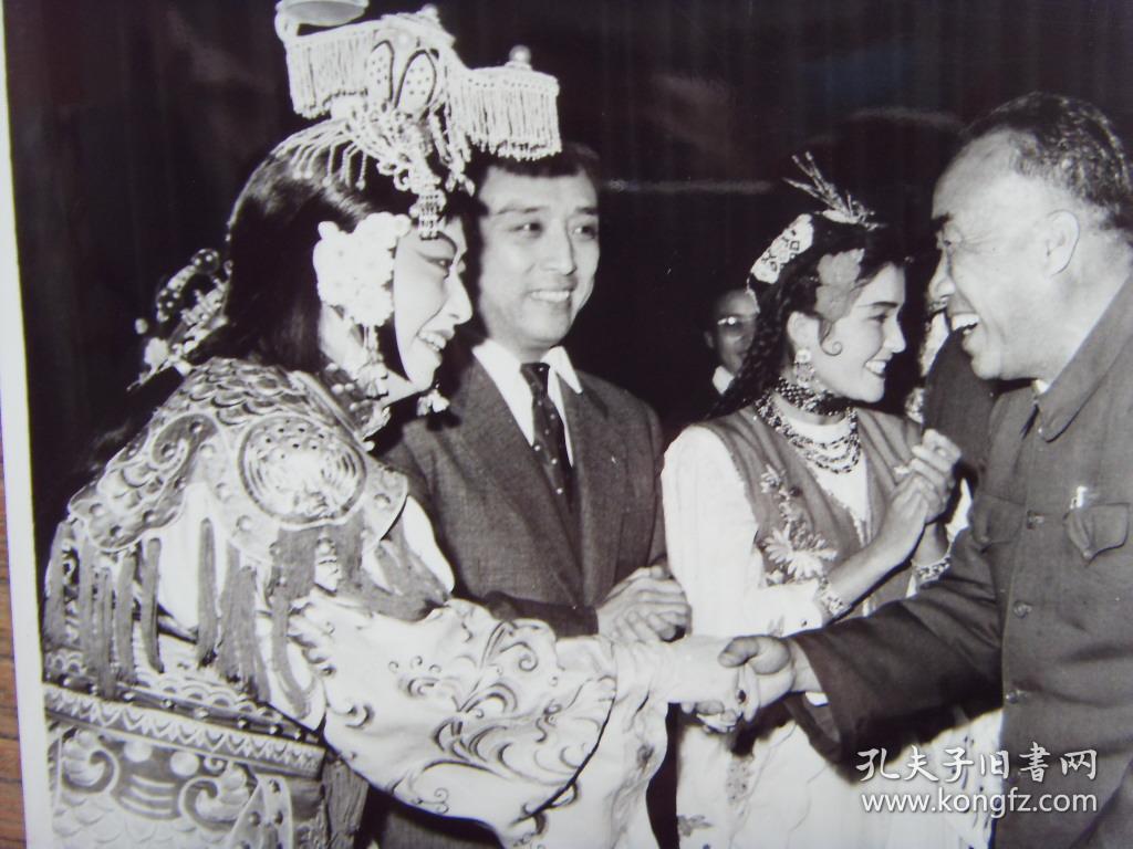 1959年,朱德和著名京剧演员梅兰芳握手,左二为著名京剧演员李少春※】