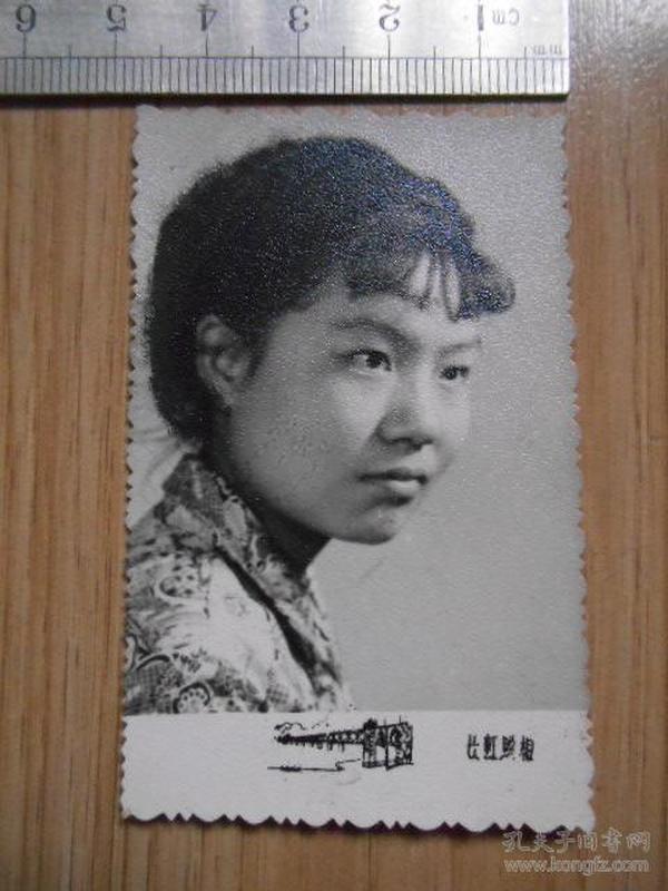 7,80年代老照片:一位女青年留影(留刘海,目光冷峻,美女(武汉)长虹