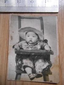 老照片：坐在婴儿车中的小胖墩幼儿 （民国或50年代初） 见书影及描述