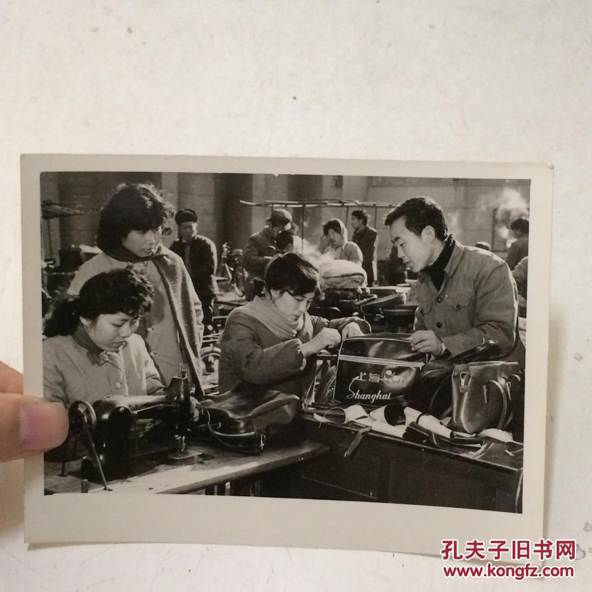1982年新华社老照片:南昌皮件厂青年开展为社会义务服务活动1 背面有