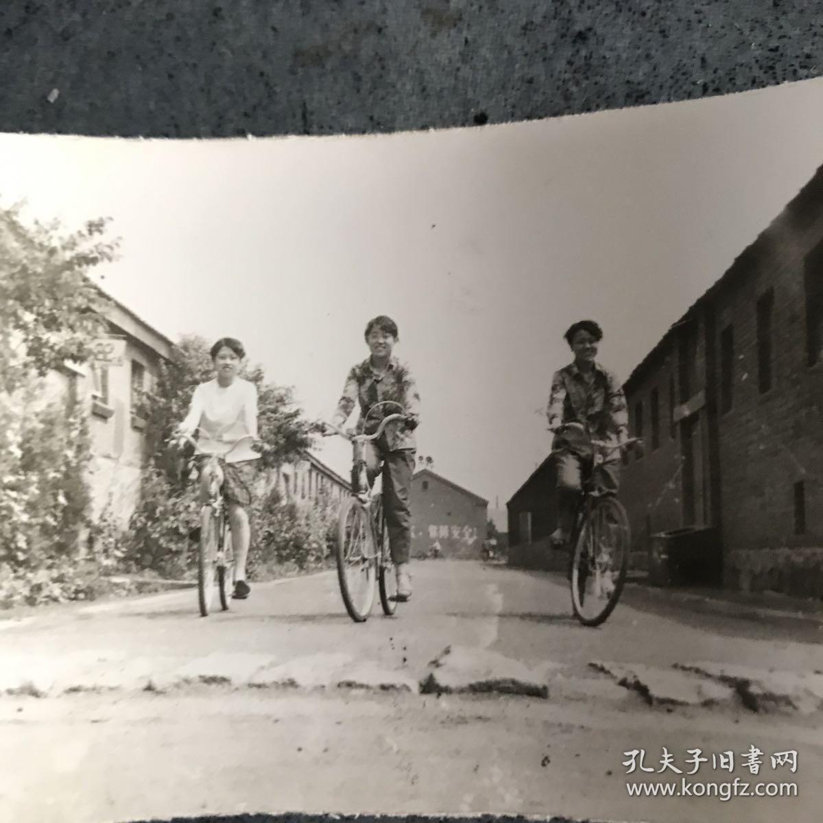 八十年代三个美女骑自行车在下班途中留影 老照片