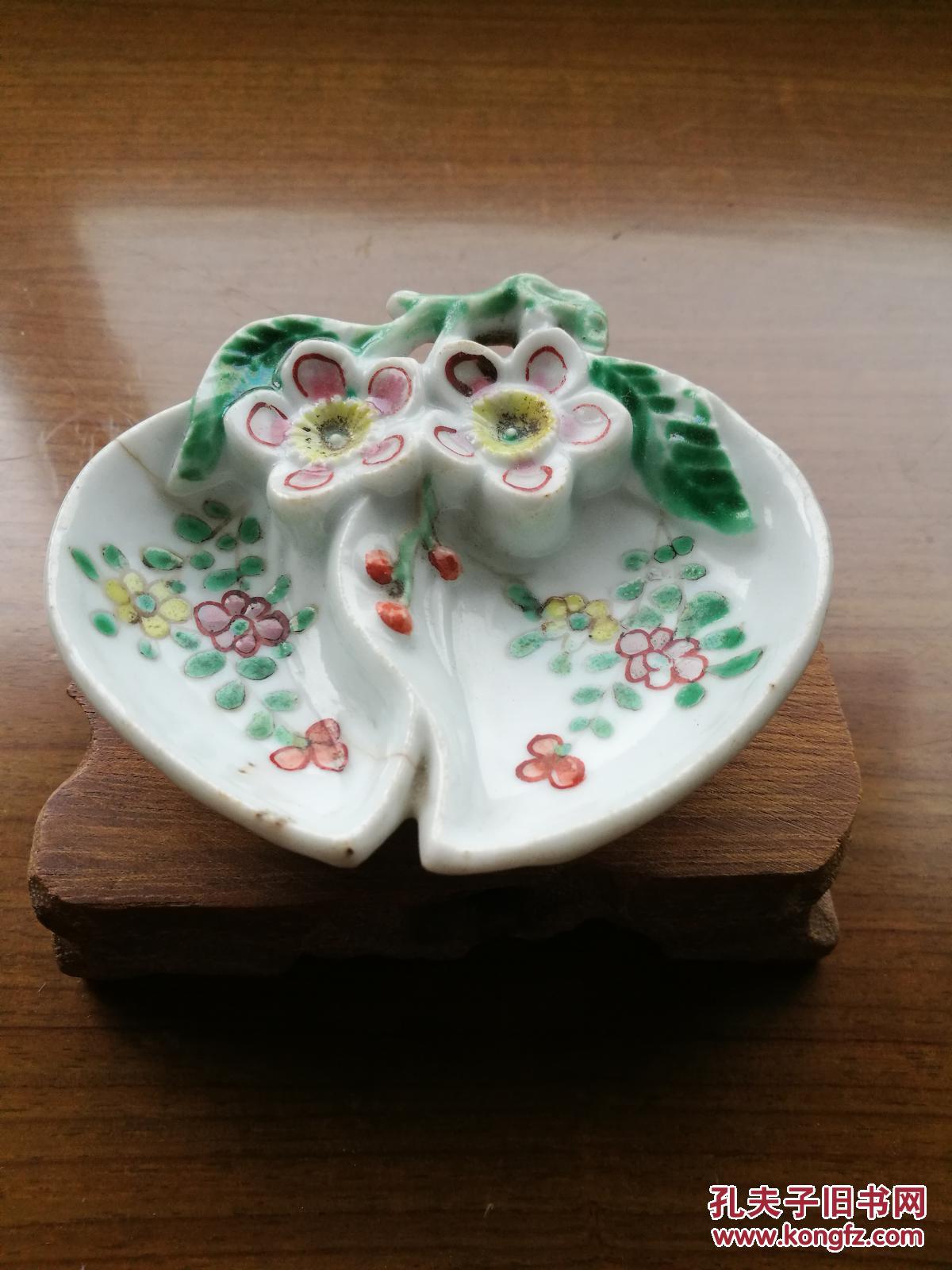 清代寿桃形粉彩笔添