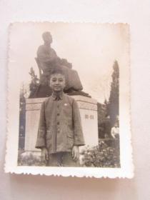 1967年在鲁迅纪念碑前留影照片