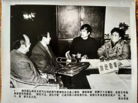 九十年代新华社展览照片：四川省德阳市天然气公司“谢绝敬烟”杜绝“吃、拿、卡、要”。熊汝清摄。