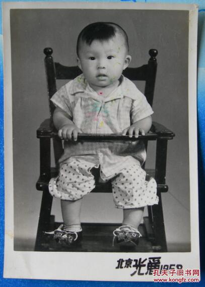 老照片:何京江,一周岁。北京光丽照相馆。背面