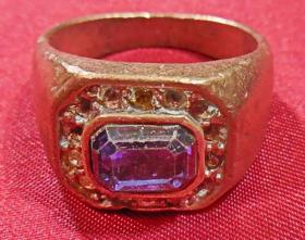 旧紫铜欧洲戒指边镶小透钻中凸长方台紫色料器旧手饰品