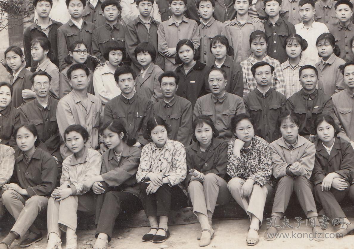 1982年,岳池中学师生毕业合影老照片