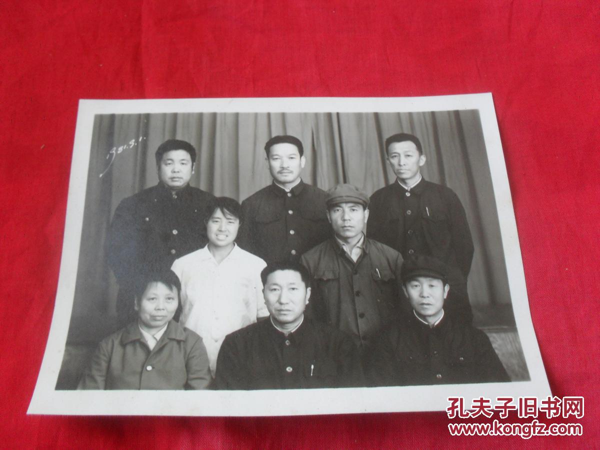 老照片---《八人男女大合影》----老照片的魅力恰恰记录了心灵的回想!