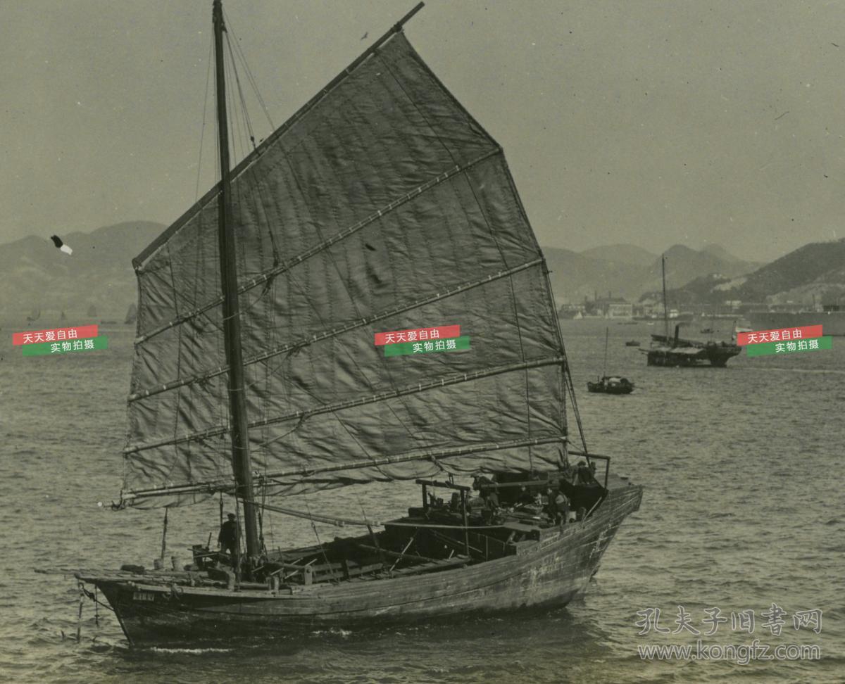 民国1920年代山东威海卫海岸线风景和海上的单桅帆船老照片