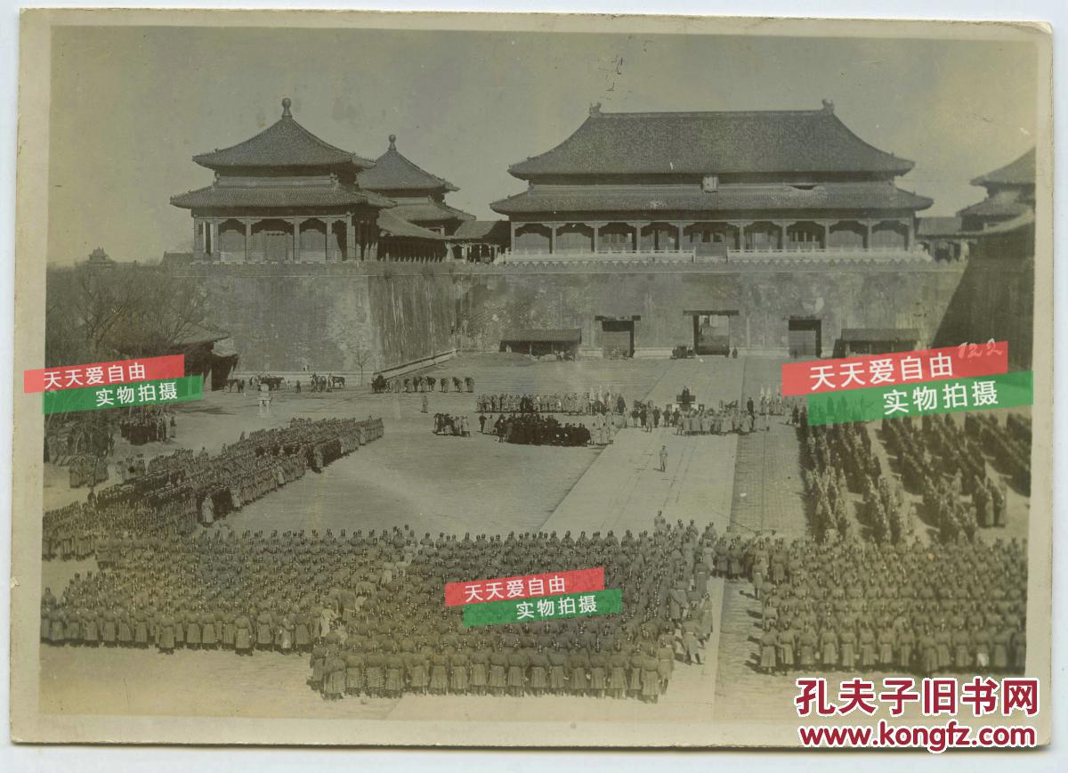 年八国联军占领北京后在紫禁城故宫午门前举行盛大阅兵仪式老照片