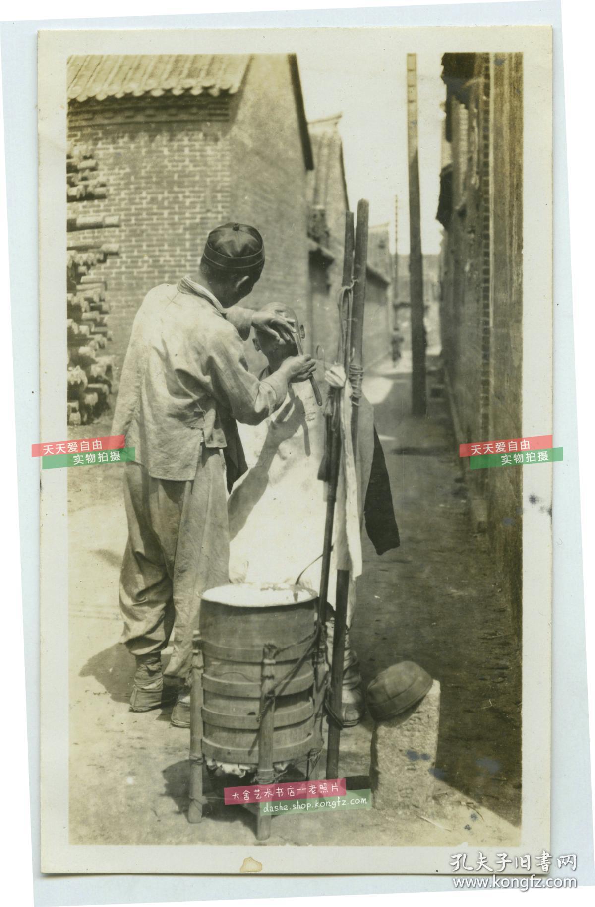 民国街头理发师剃头挑子民俗老照片,泛银