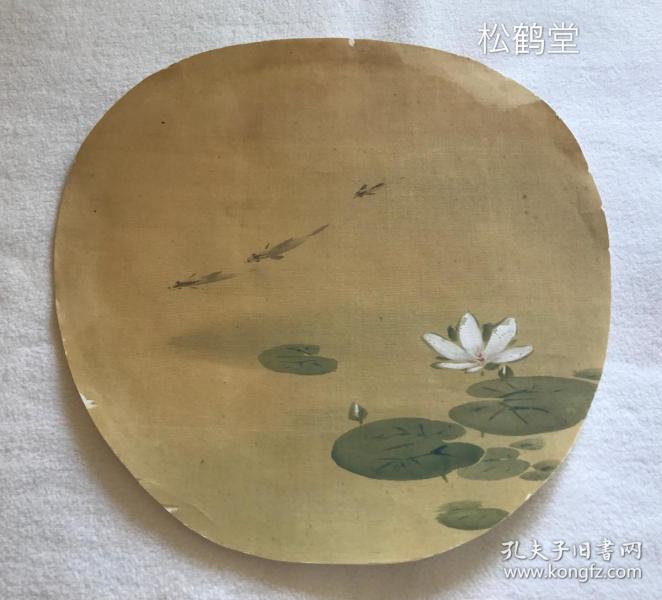 日本老旧扇面,《鱼戏莲叶间》1件,手绘,画面为莲花和鱼,淡黄色的绢面
