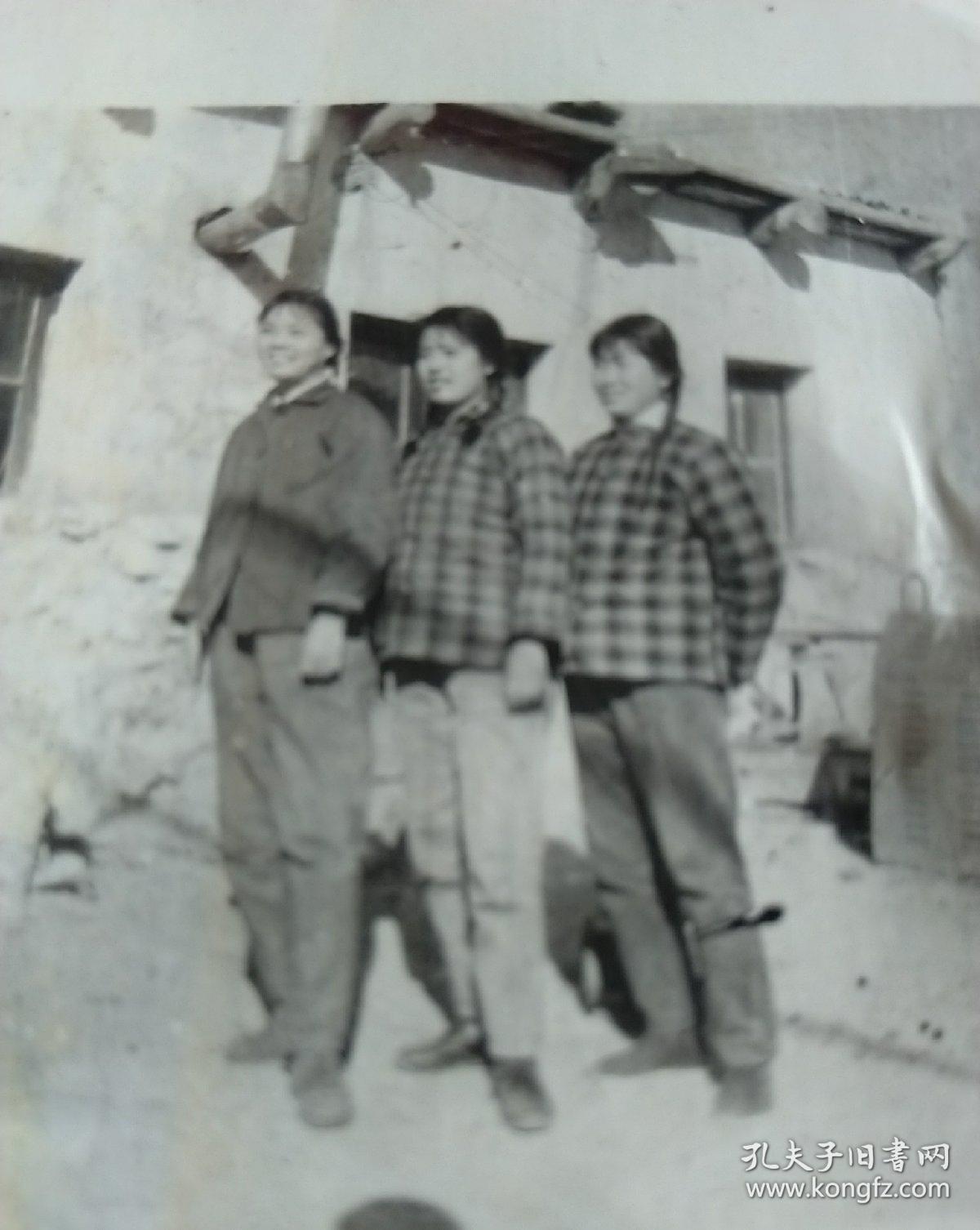 文革中期女知青在农村房前合影,可能是杭州江