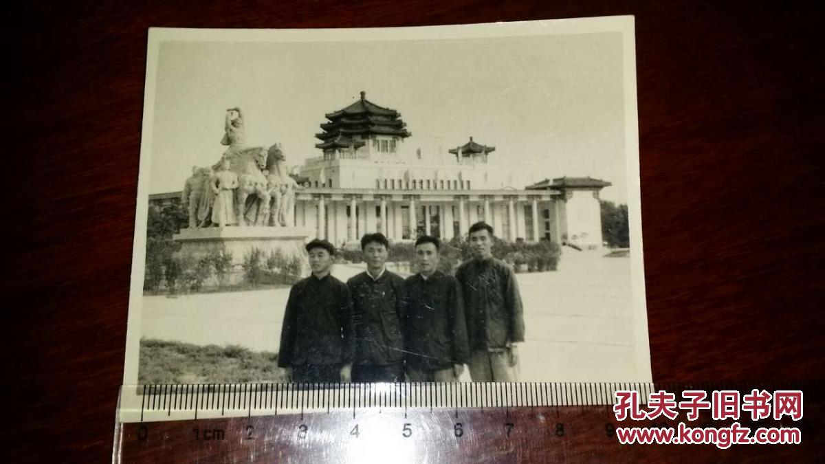 1965年北京农业展览馆前合影