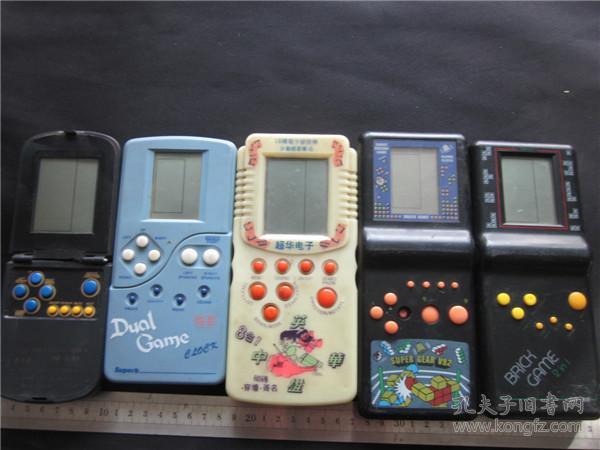 上世纪80-90年代掌上游戏机一组5台配件。