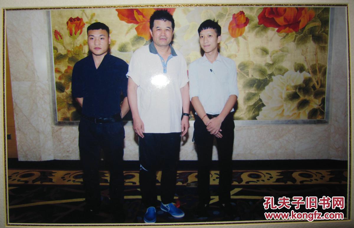 【原中央电视台《梦想剧场》栏目创办人毕福剑大幅合影彩色照片】
