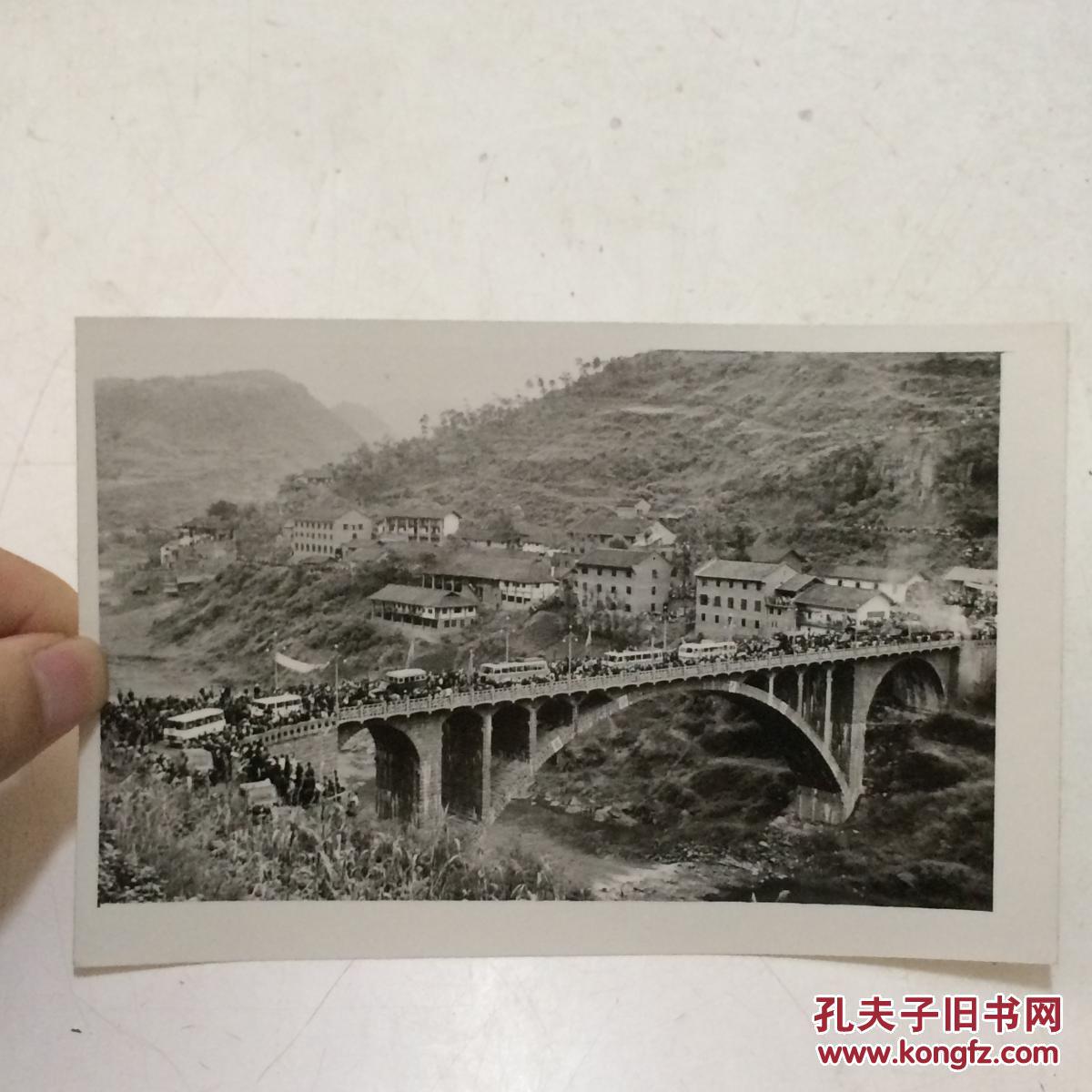 1981年新华社老照片 赤水河上架新桥1 背面有说明 地点:红军长征四渡