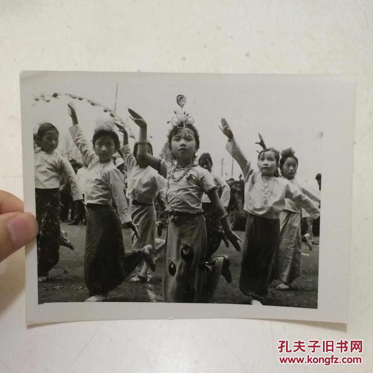 1982年新华社老照片:小苗茁壮(六一专稿)5 背面有说明
