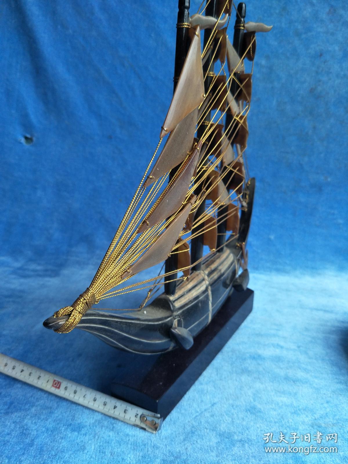 创汇时期,手工牛角大帆船摆件,纹理细密可见,如