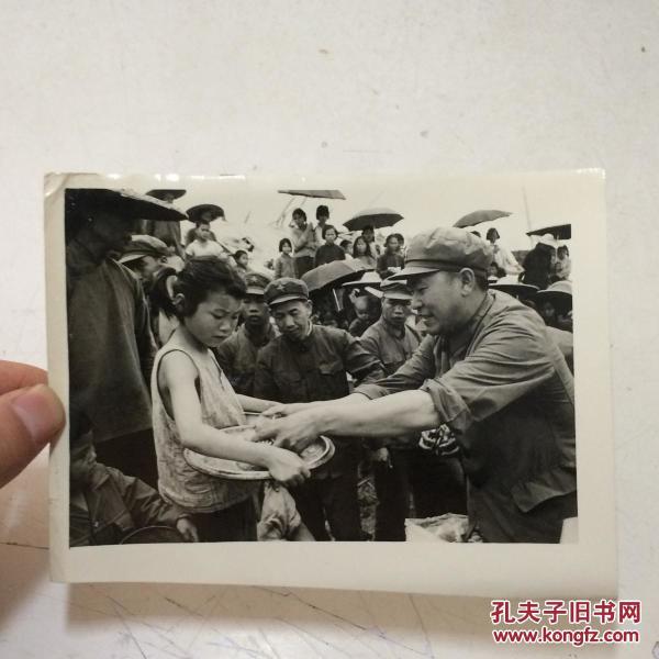 1982年新华社老照片:广东北部洪水成灾 解放军