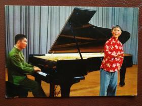 ●中国革命现代舞台艺术：钢琴伴唱《红灯记》（明信片）【1972年北京人民版】！